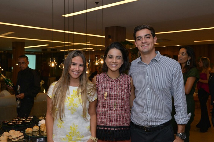  Luana Castellano, Paula Avila e Vitor Coelho      